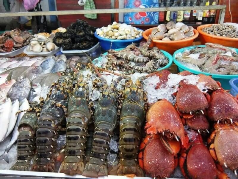 The fresh seafood stalls at Cai Dam Market.