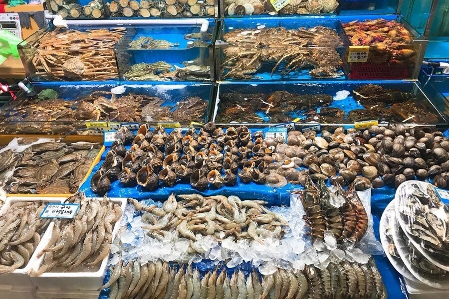 Various types of seafood are displayed for sale at Dao Market.