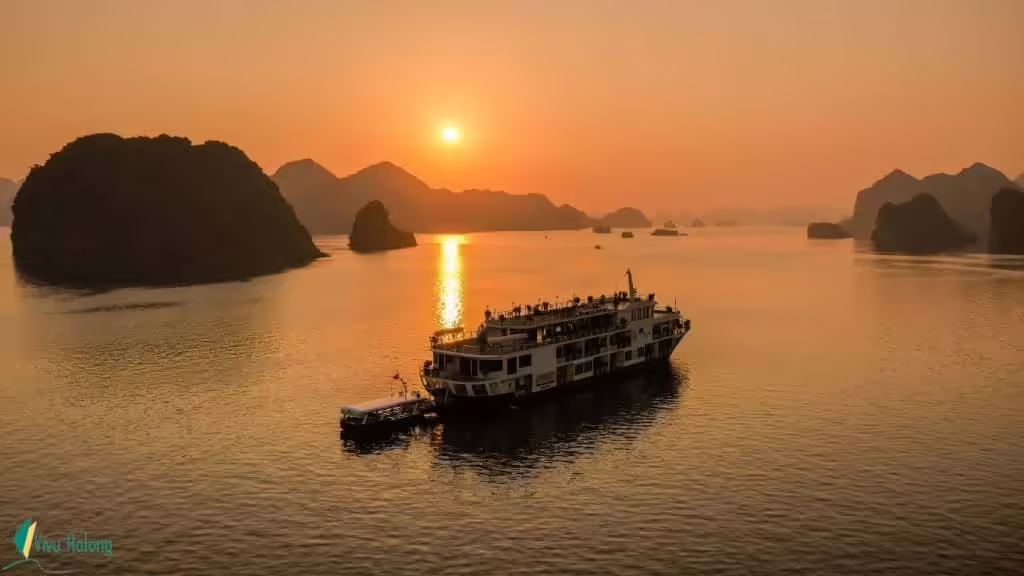 Du thuyền Mon Cheri trên vịnh Lan Hạ - Hạ Long