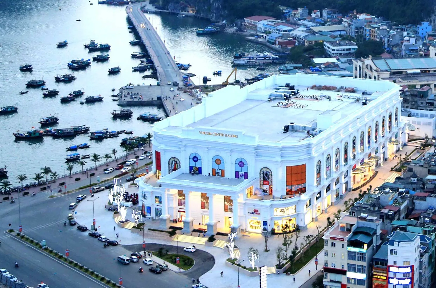Trung tâm thương mại Vincom Hòn Gai