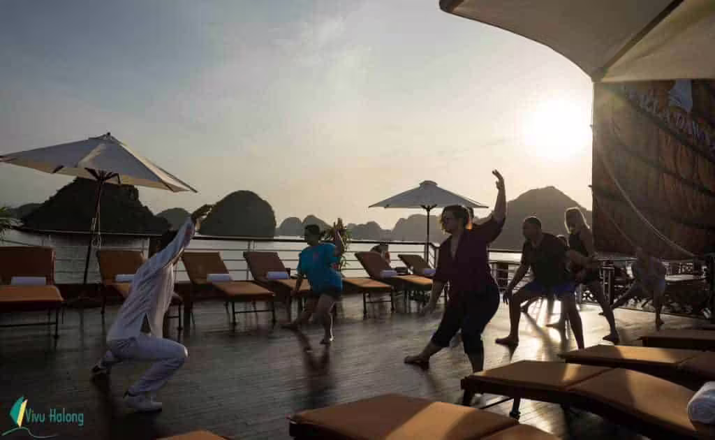 Tập taichi buổi sáng trên vịnh Lan Hạ