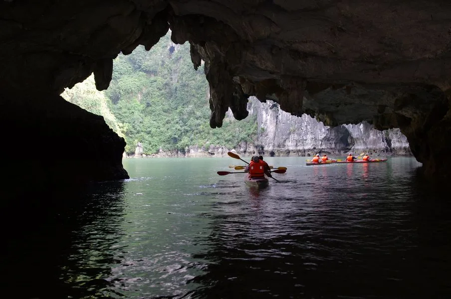 Chèo kayak khám phá Hạ Long trên du thuyền