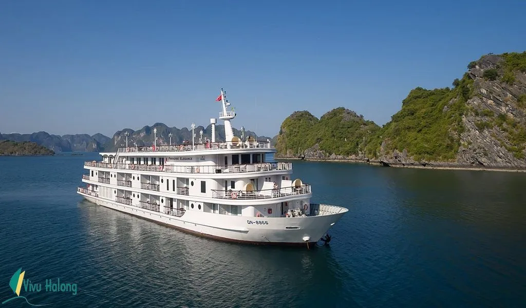 Du thuyền vỏ sắt trên vịnh Hạ Long 