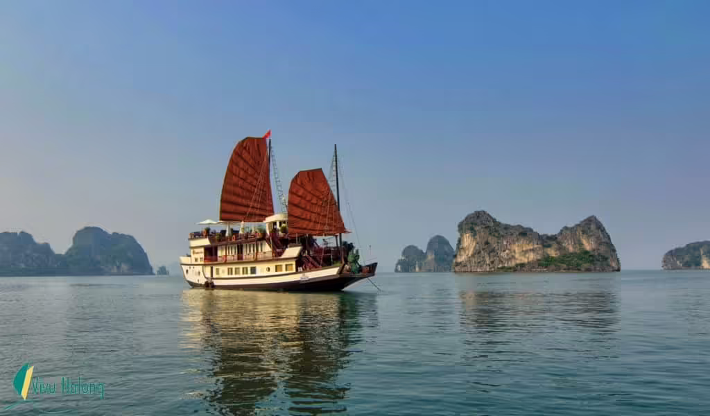 Du thuyền vỏ gỗ vịnh Hạ Long 