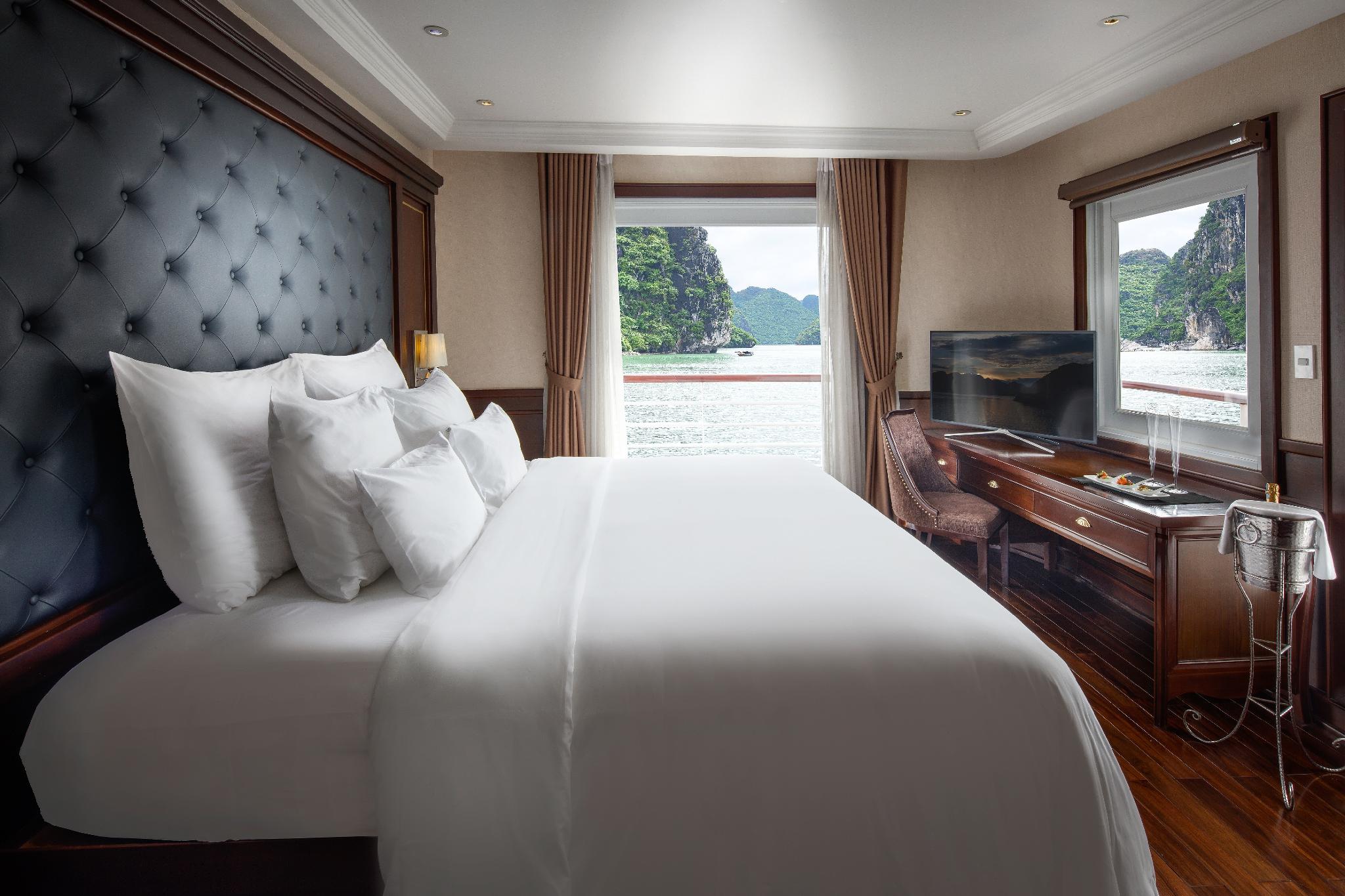 Phòng Elegance Suite trên Du thuyền Paradise Hạ Long