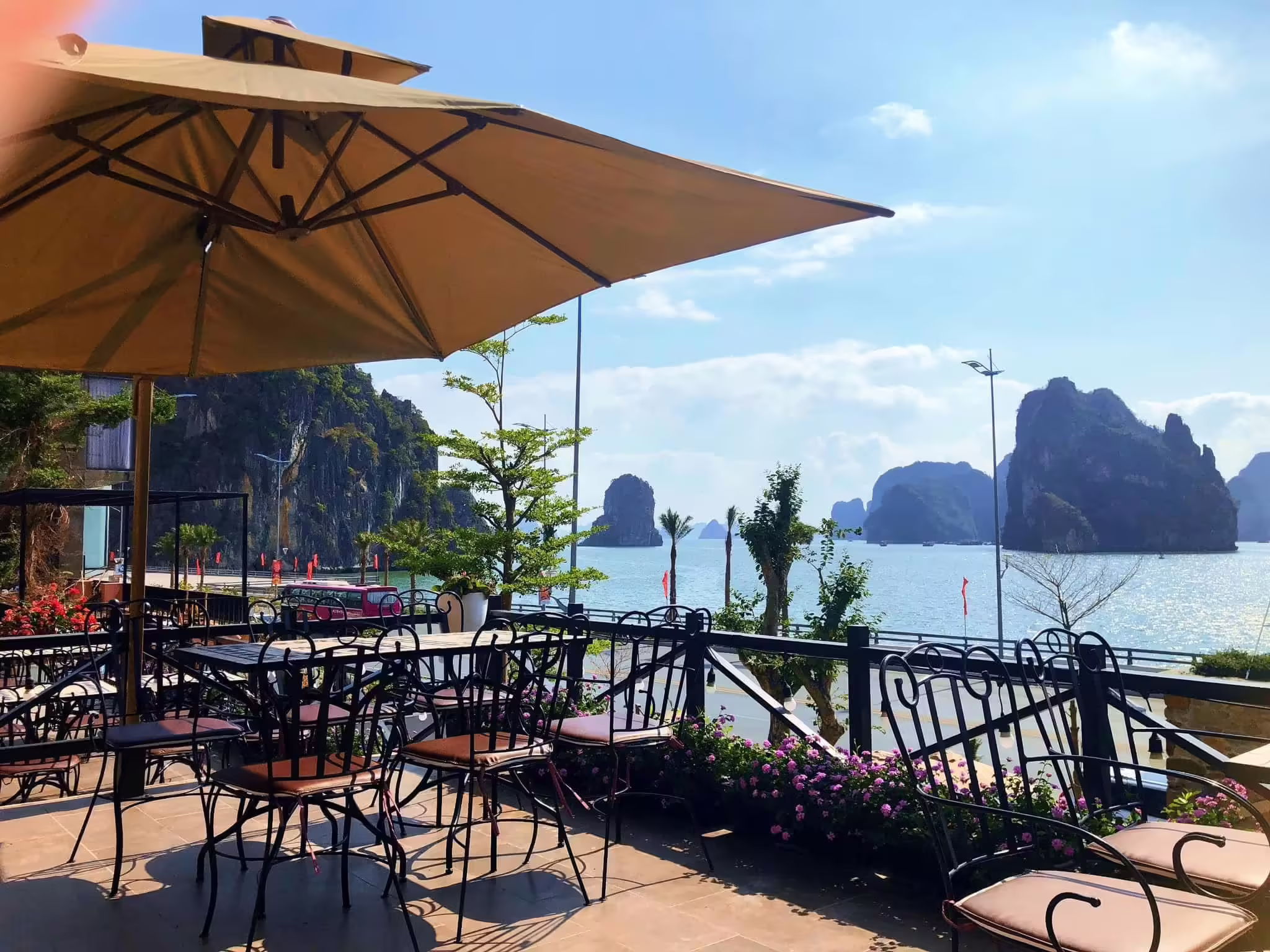 Bayside Cafe Hạ Long 