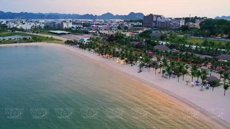 Bãi tắm trên Đảo Tuần Châu Hạ Long 
