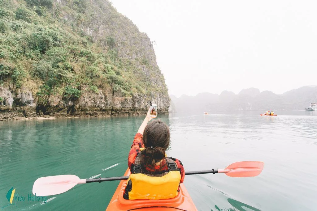 Chèo thuyền kayak, hoạt động thú vị trong tour du thuyền vịnh Hạ Long