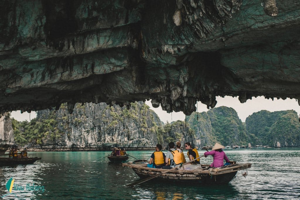 Ngồi trên đò nan khám phá làng chài ở Hạ Long 