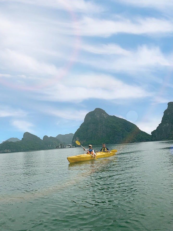 Chèo kayak trên vịnh Lan Hạ