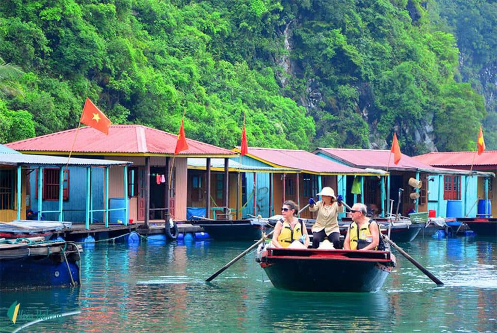 Du khách thăm quan làng chài Cửa Vạn bằng thuyền nan