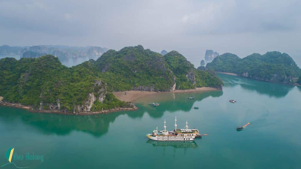 Cruising boats in Bai Tu Long Bay 