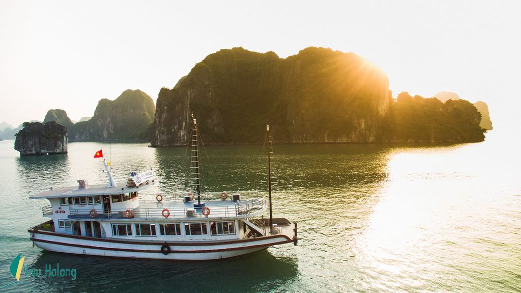 Halong Bay one day tour on Sen cruise