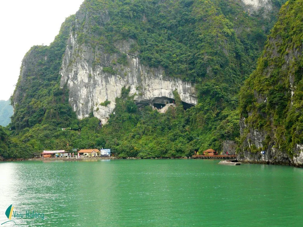 The entrance to Sung Sot cave