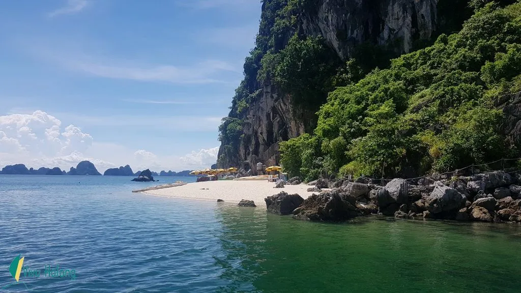 The sandy beach on the foot of Thien Canh Son cave