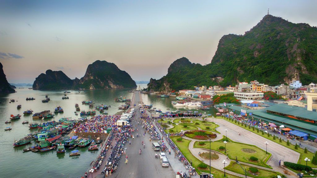 The coastal road of Hon Gai 