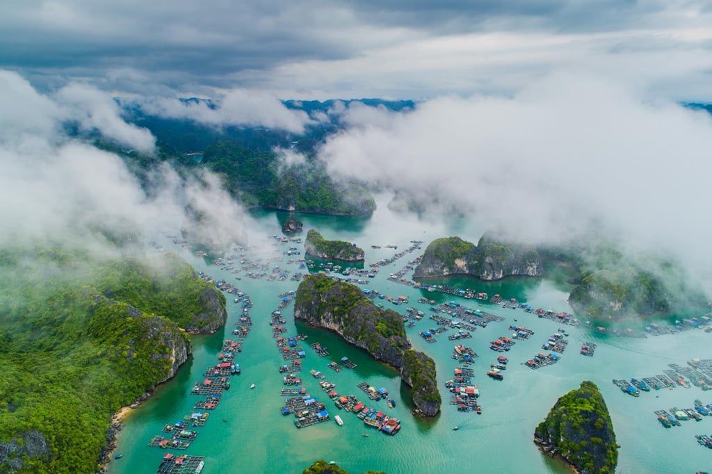 Làng chài trên vịnh Lan Hạ 