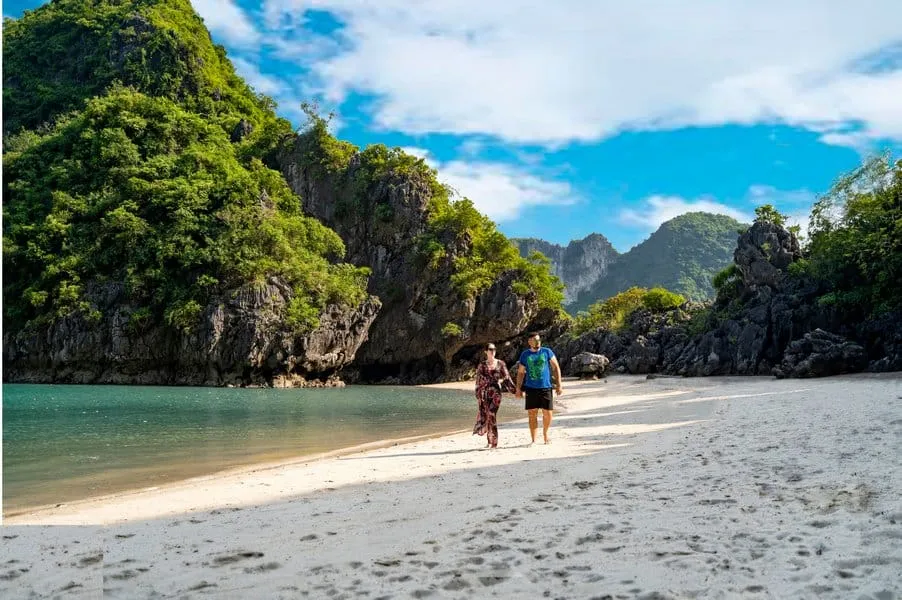 Bãi biển khu vực hang Trinh Nữ