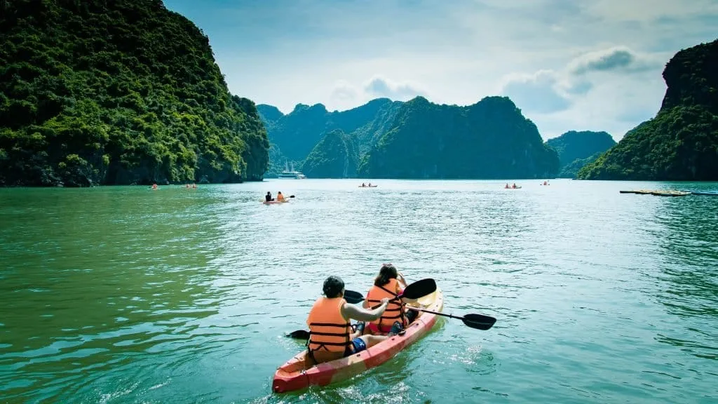 Chèo thuyền kayak khám phá Vịnh Lan Hạ