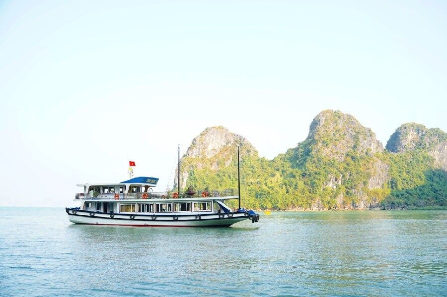 Tàu tiếng thăm vịnh Hạ Long