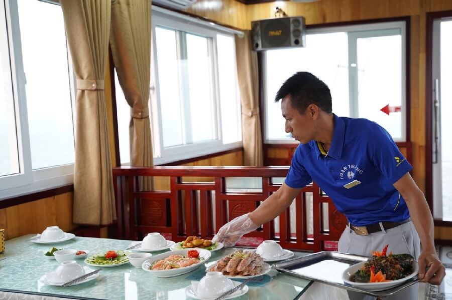 Nhà hàng phục vụ bữa ăn trên hành trình thăm vịnh