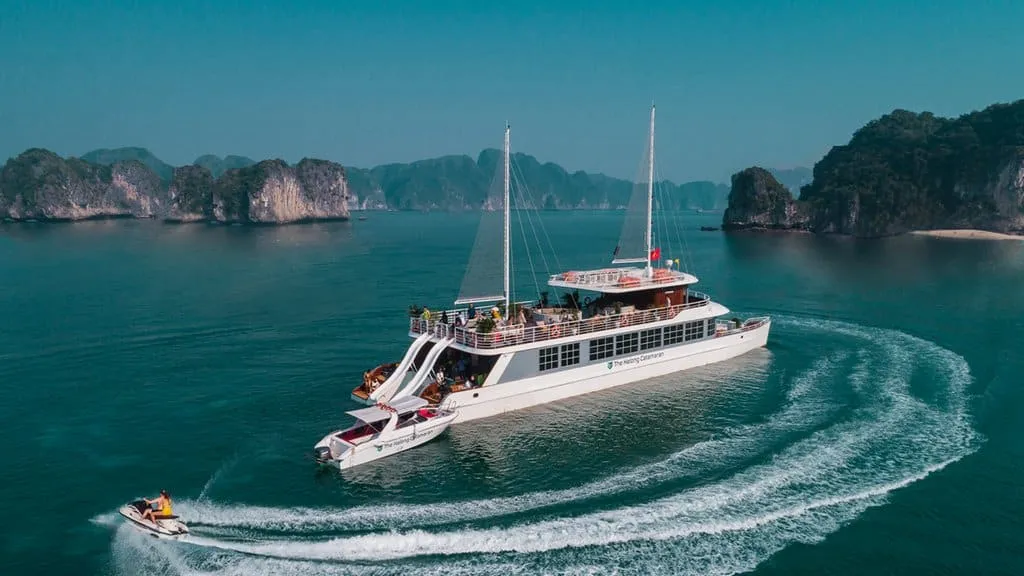Du thuyền sang chảnh Catamaran trên vịnh Lan Hạ