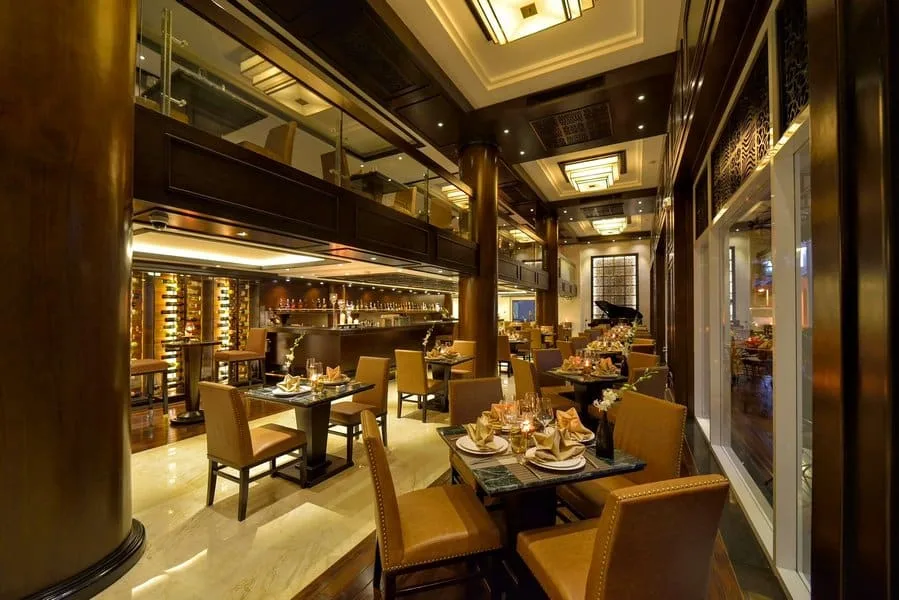 Không gian nhà hàng Khách sạn Paradise Suites Tuần Châu