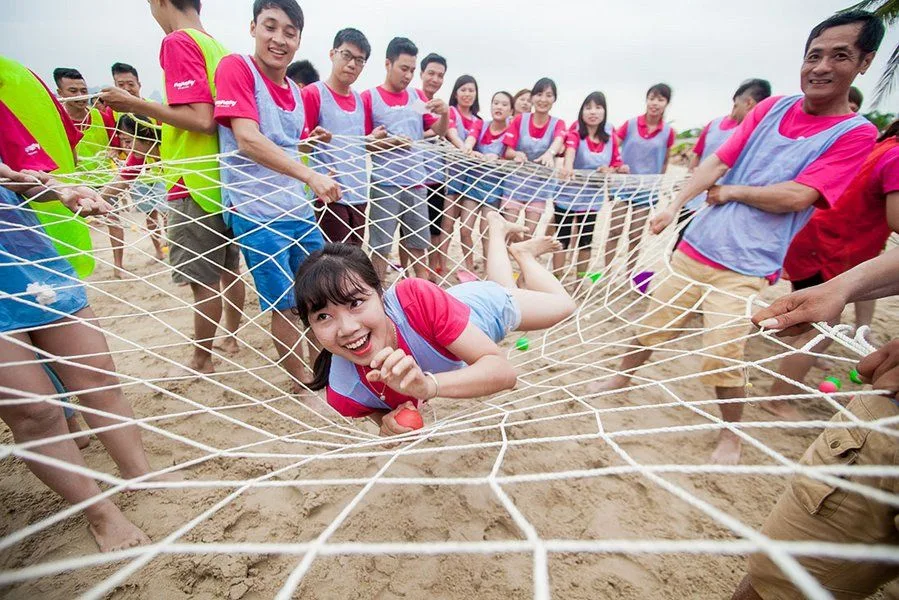 Team building trên bờ biển Hạ Long