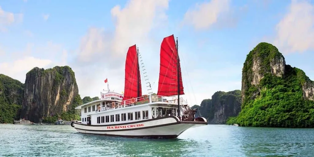 Tàu đưa du khách thăm Vịnh Hạ Long, chương trình 6 tiếng