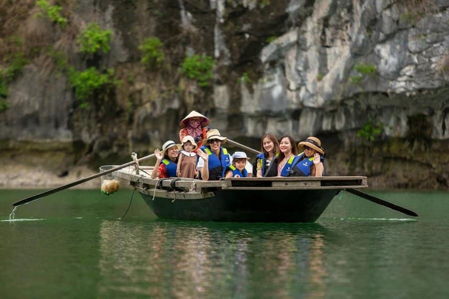 Đò nan thăm Hang Sáng, Hang Tối 