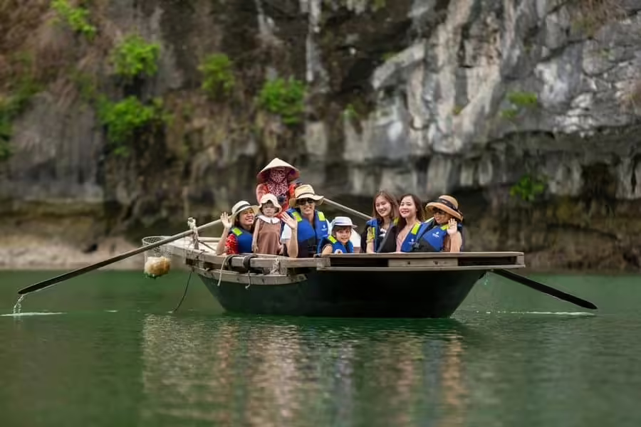 Đi đò nan thăm Hang Sáng, Hang Tối