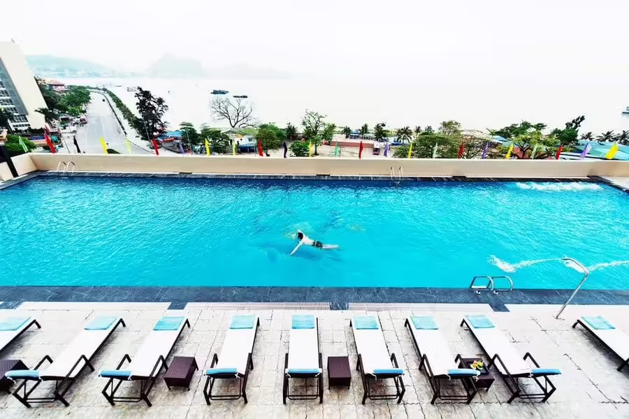 Bể bơi khách sạn Mường Thanh Hạ Long