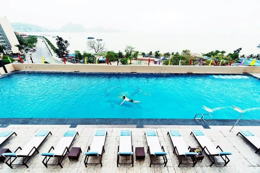 Bể bơi khách sạn Mường Thanh Hạ Long