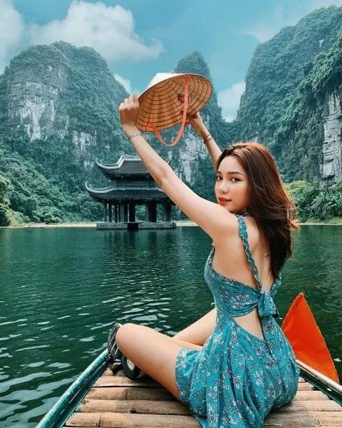 Check-in on the bamboo boat to visit Trang An