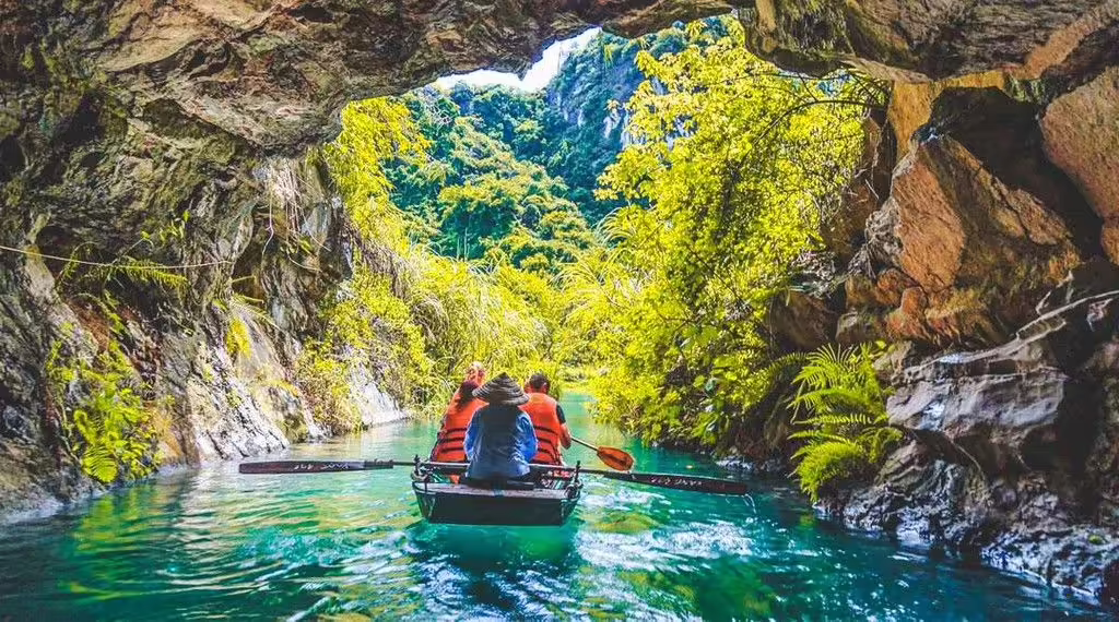 Ngồi đò nan khám phá Tràng An