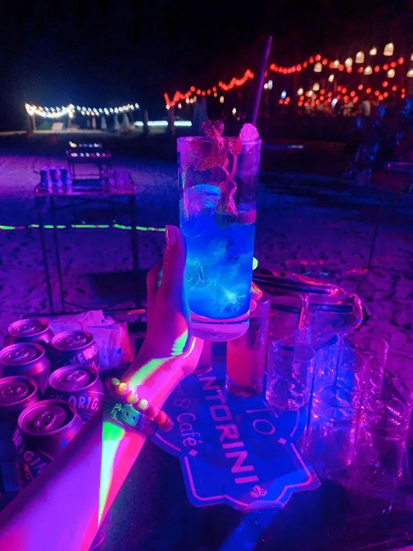 Santorini Bar trên bãi biển Tình Yêu Đảo Cô Tô 