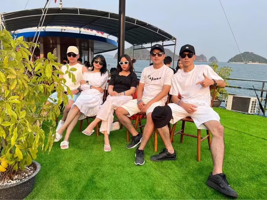 Du khách trên tàu thăm vịnh Lan Hạ