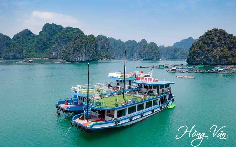 Tàu thăm quan Vịnh Lan Hạ