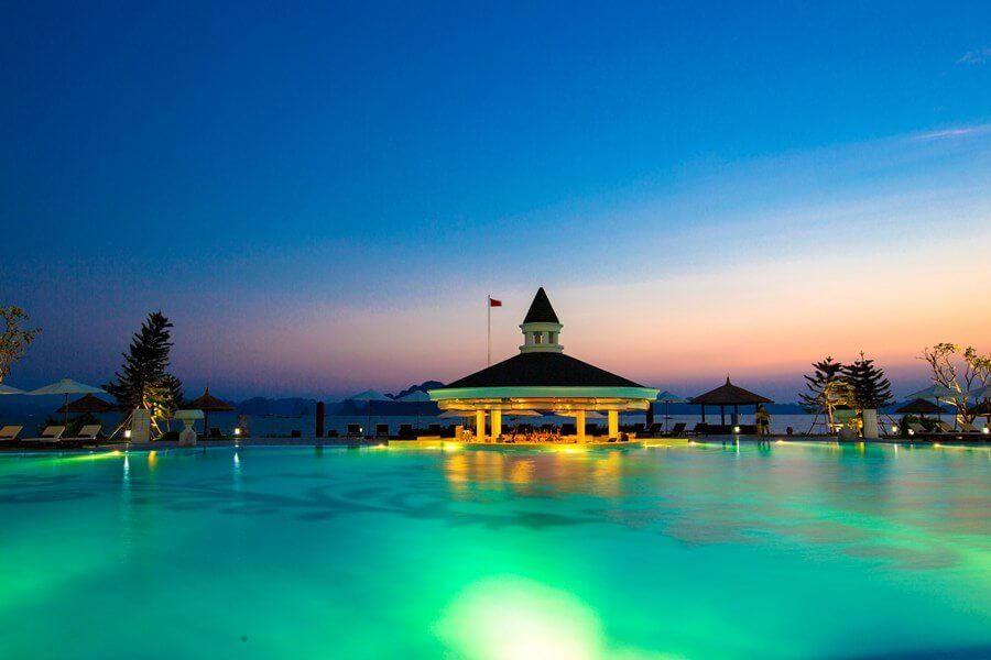 Pool Bar cạnh bể bơi 