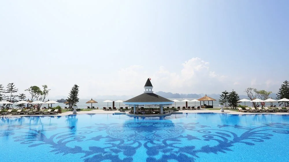 Bể bơi với tầm nhìn hướng ra vịnh Hạ Long