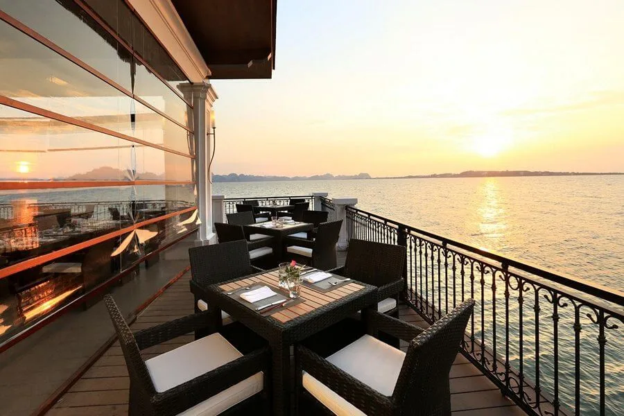 Nhà hàng với view tuyệt đẹp nhìn ra Vịnh Hạ Long