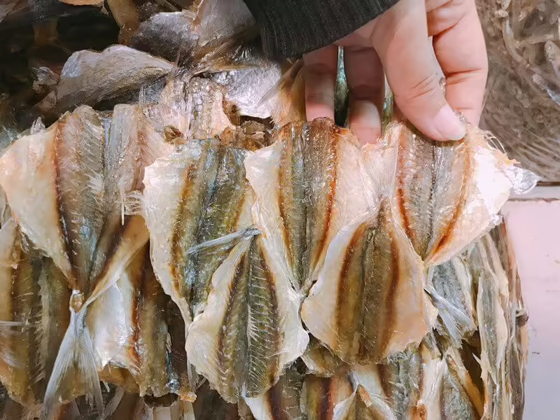 Cá chỉ vàng được phơi khô dưới nắng