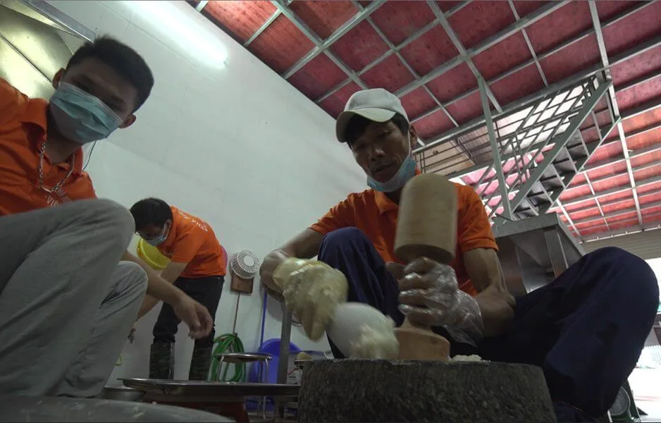 Công đoạn giã tay chả mực Hạ Long 