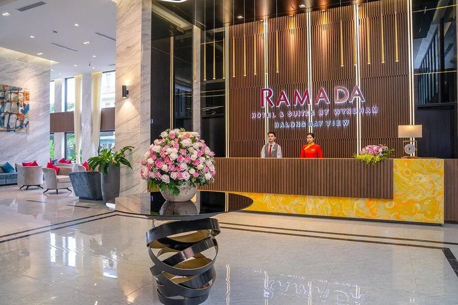 Sảnh lễ tân Ramada Hotel & Suite