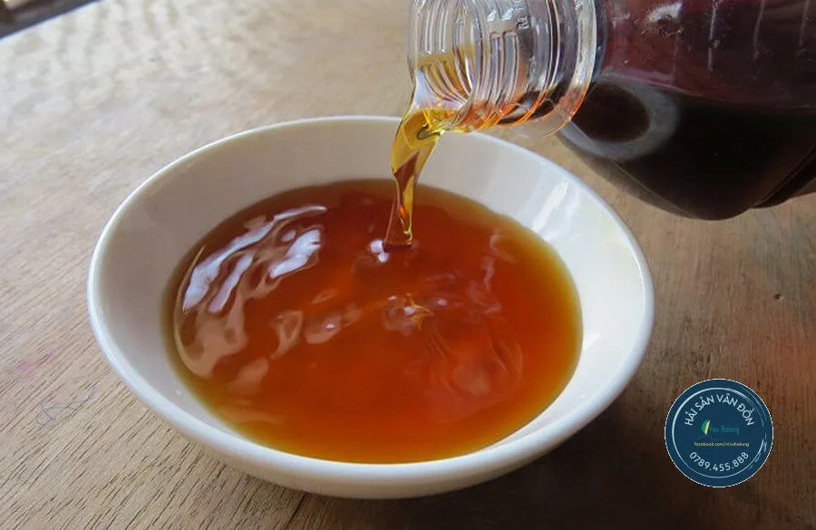 Nước mắm sá sùng Vân Đồn có màu cánh gián