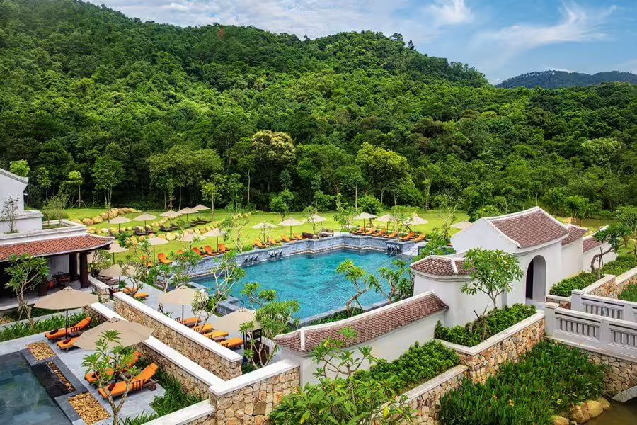 Không gian bể bơi Legacy Yên Tử