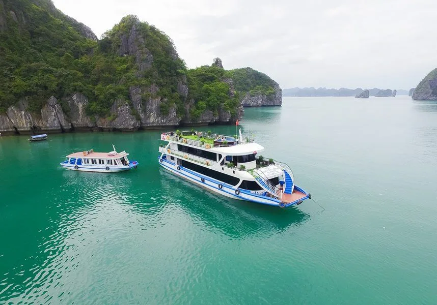 Tàu VIP thăm quan Vịnh Hạ Long