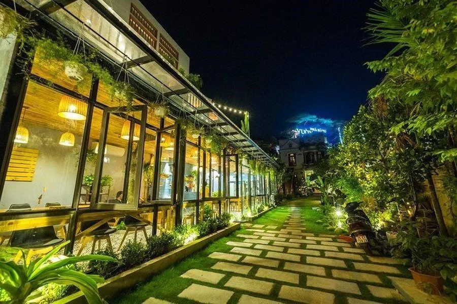 Không gian sân vườn thoải mái của homestay