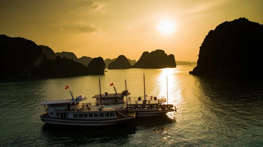 Tàu gỗ truyền thống thăm Vịnh Hạ Long