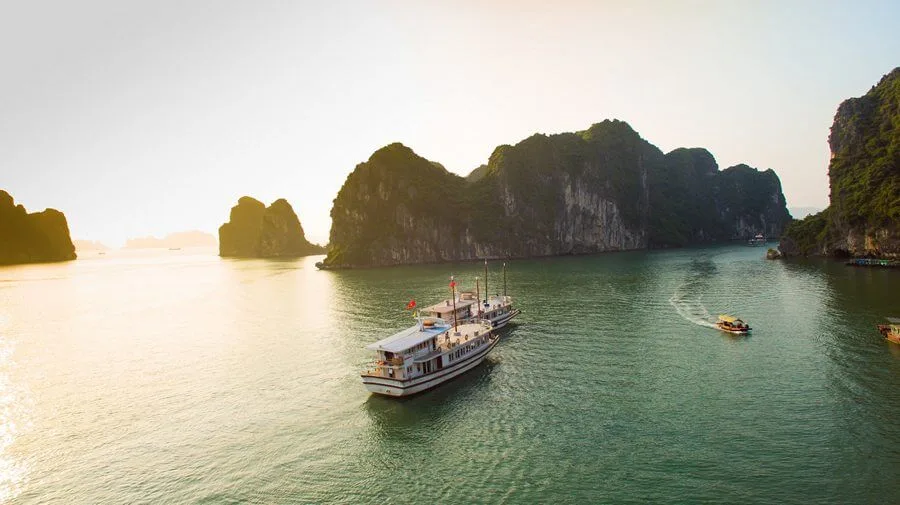 Kinh nghiệm thuê tàu thăm vịnh Hạ Long